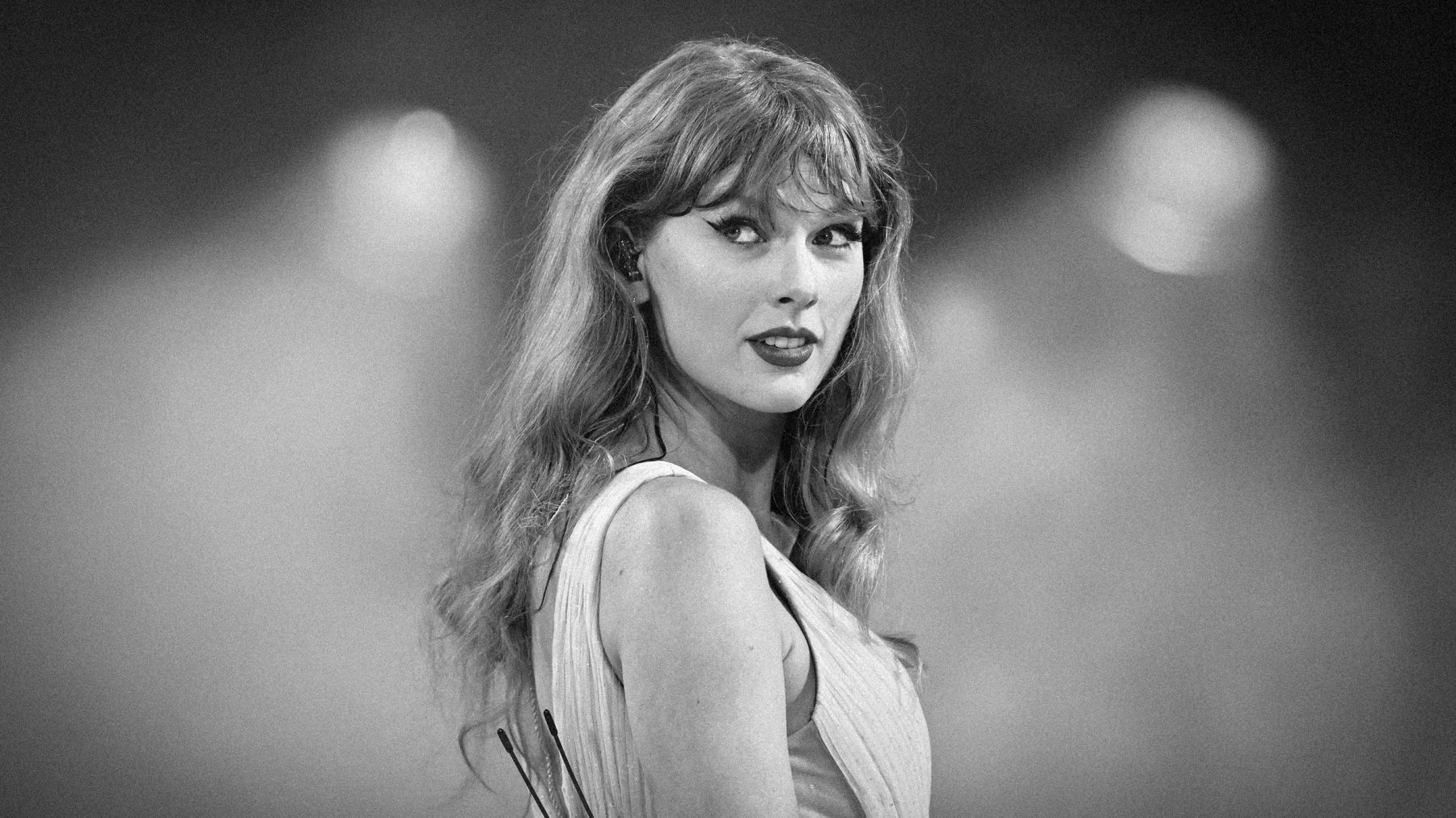 Taylor Swift отказалась от cat-eye в новом образе