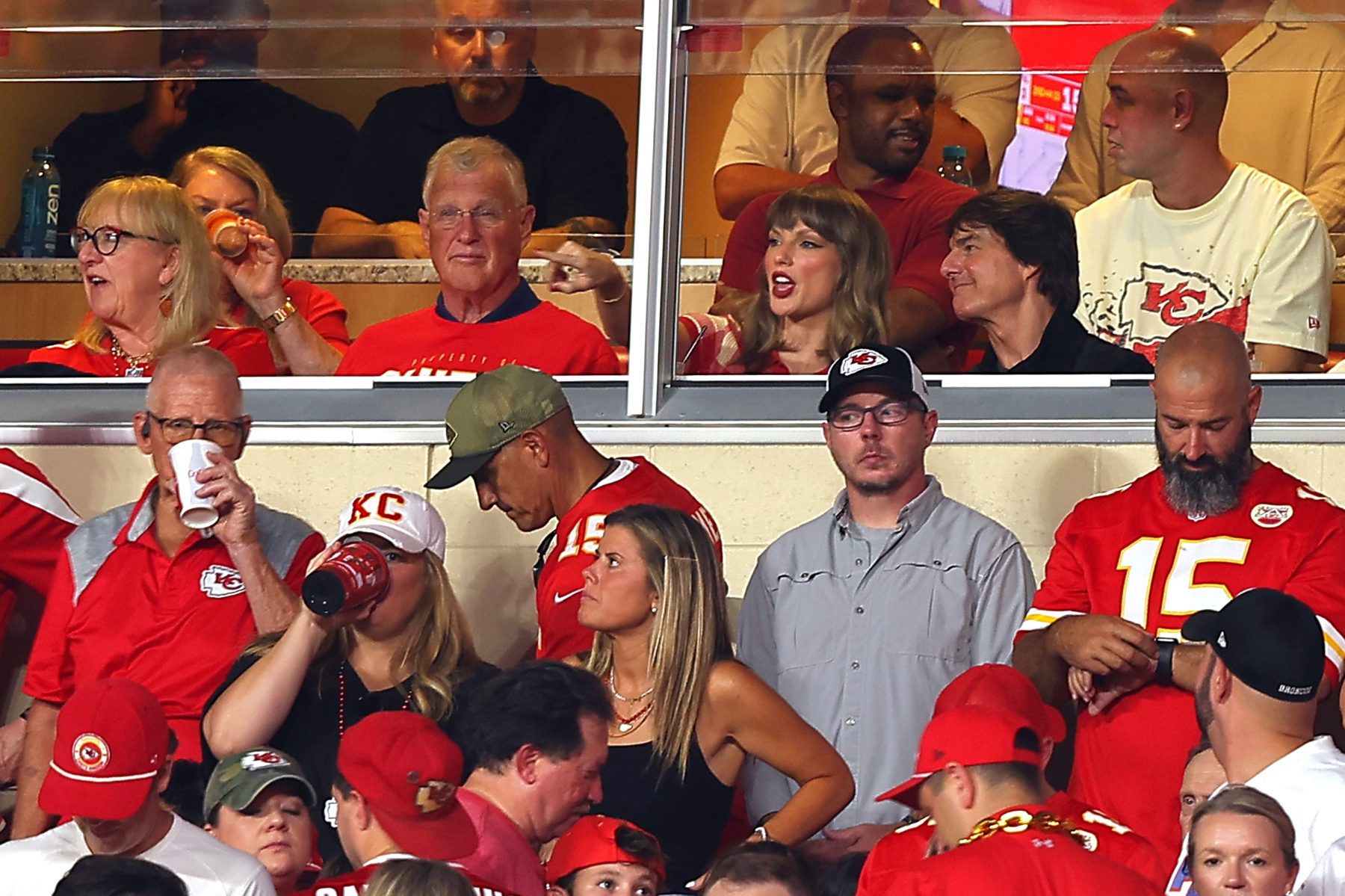 Taylor Swift была замечена с Tom Cruise на игре Chiefs против Broncos