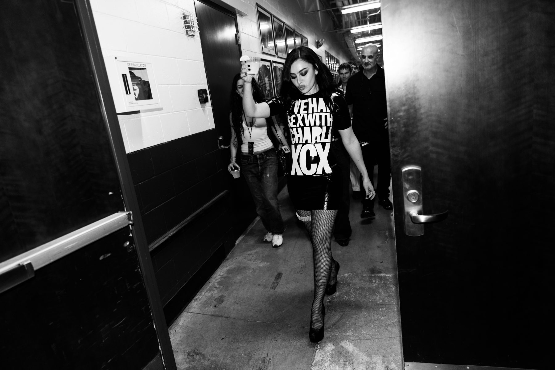 Charli xcx вернула в моду slogan tees Henry Holland к London Fashion Week