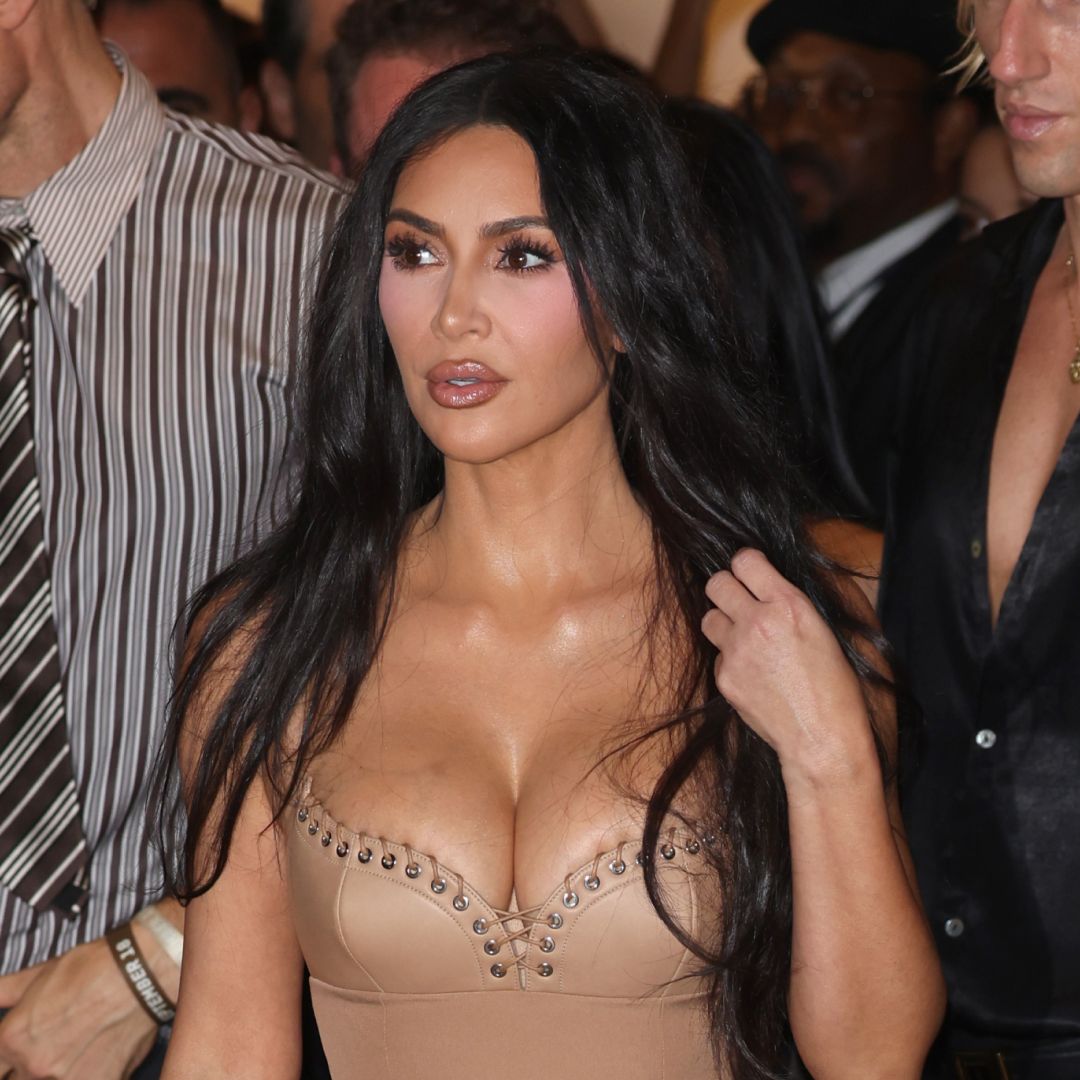 Kim Kardashian выбрала для London Fashion Week прозрачное платье с корсетом