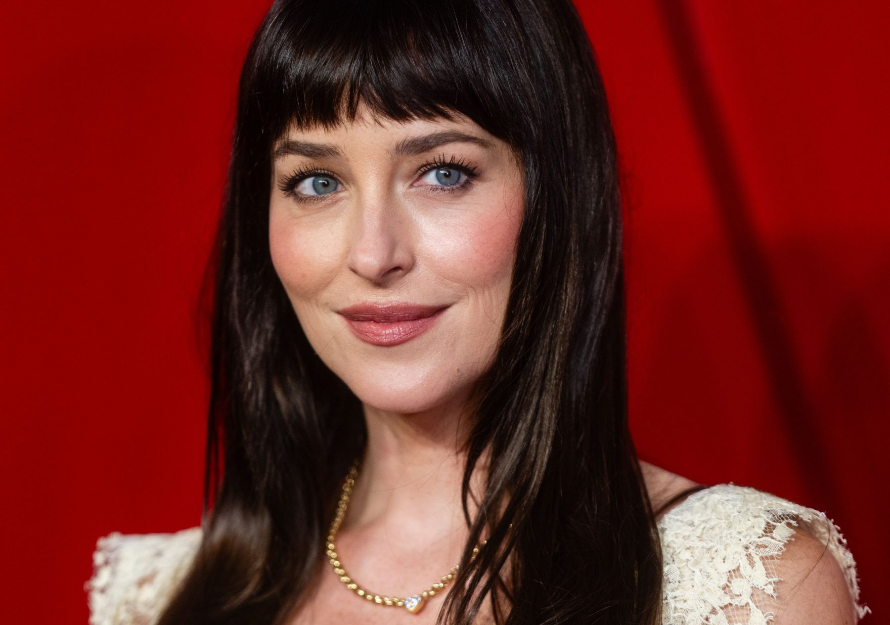 Dakota Johnson подобрала маникюр к заметному белью