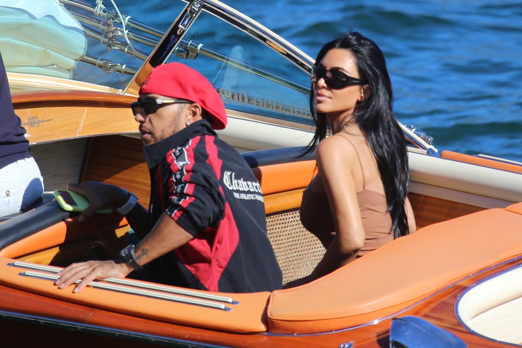Kim Kardashian и Lewis Hamilton показали спортивный взгляд на стиль гондолы