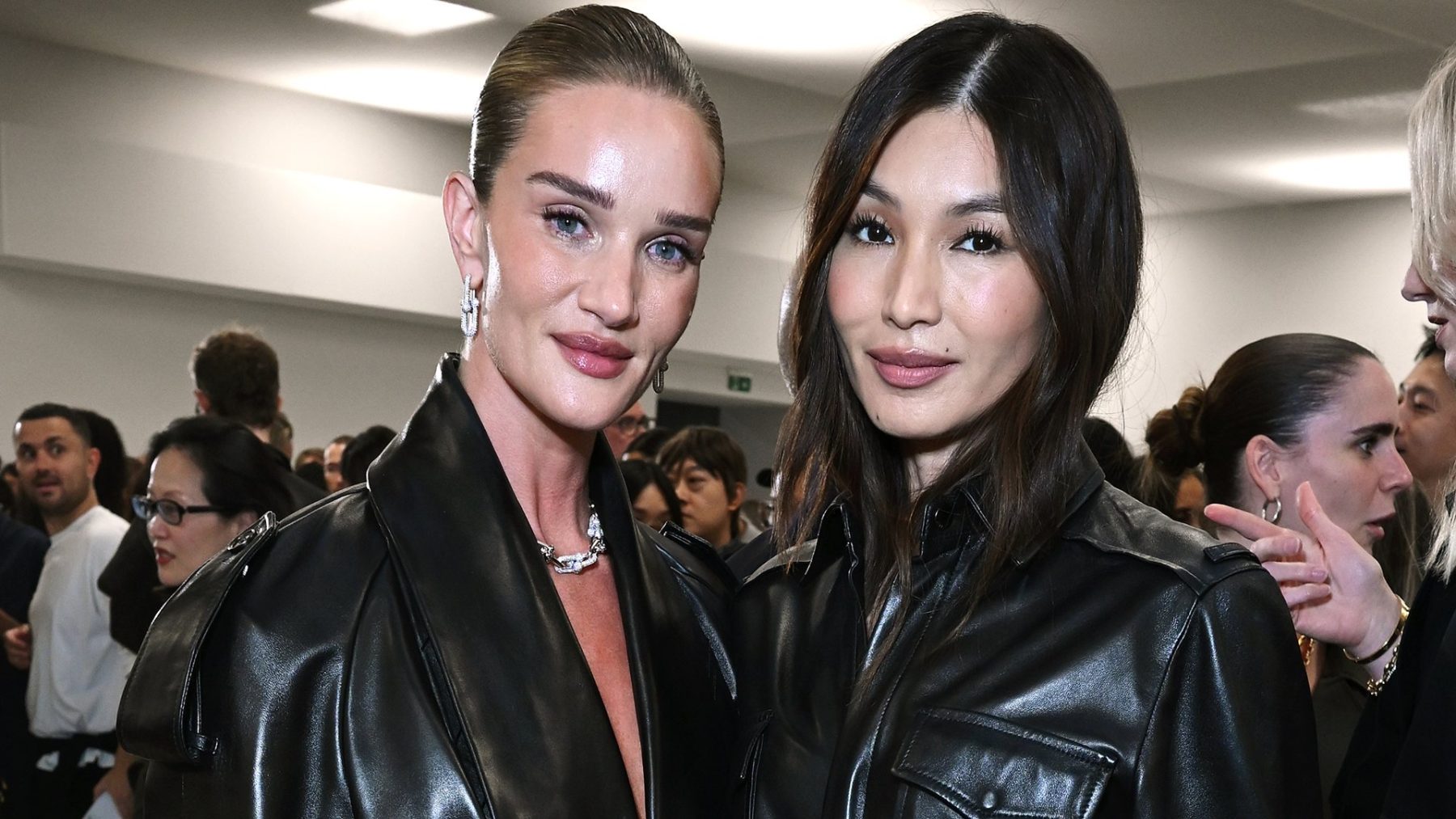 Кожаные образы стали униформой гостей Burberry в Лондоне
