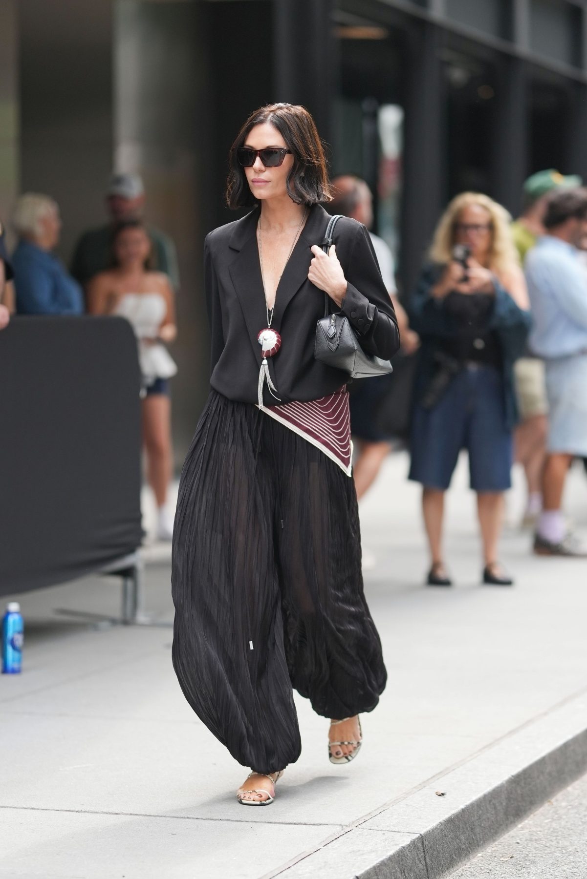 Balloon trousers стали новой версией выразительных джинсов