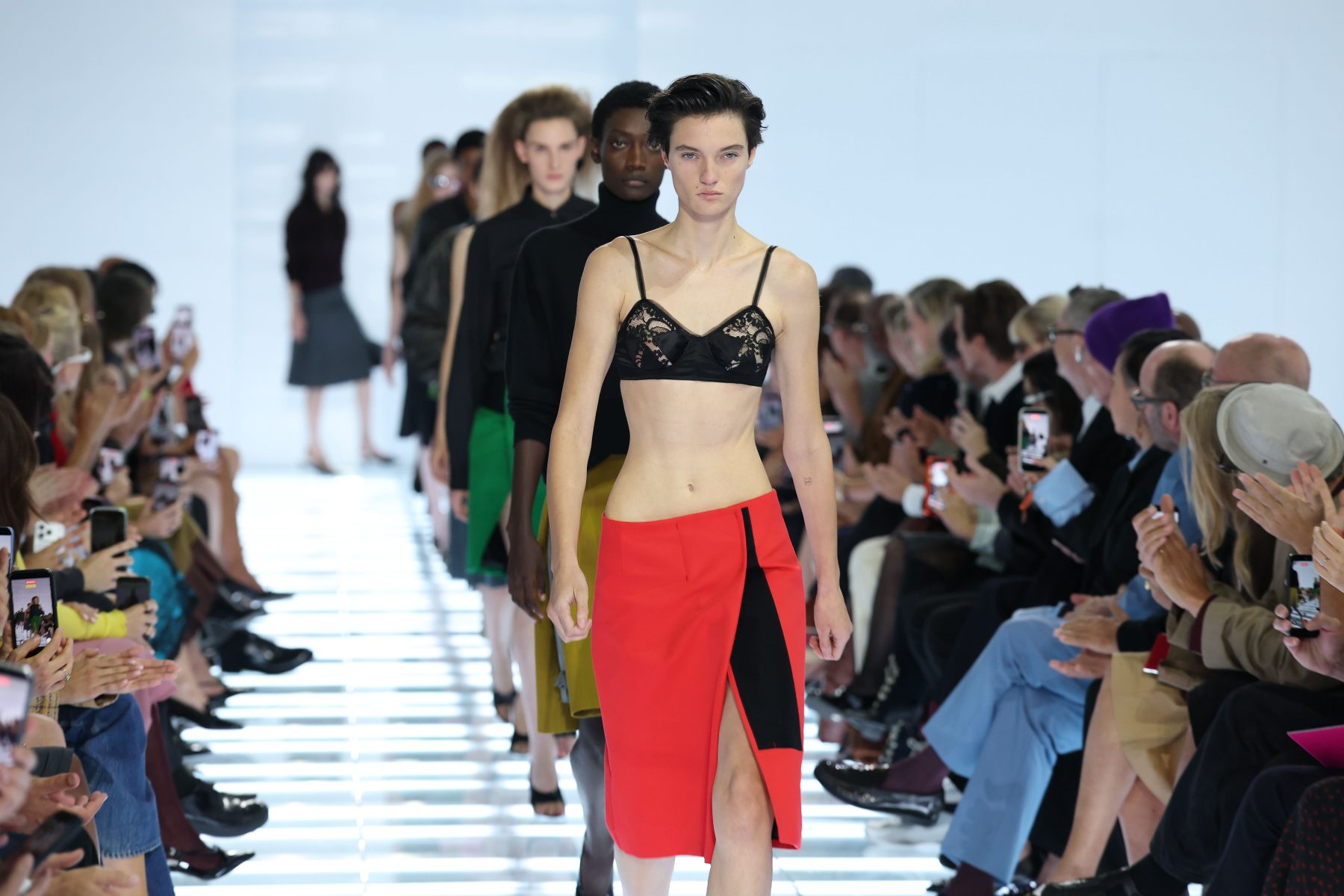 Показ Prada на весну 2027 уже спровоцировал спрос на юбки