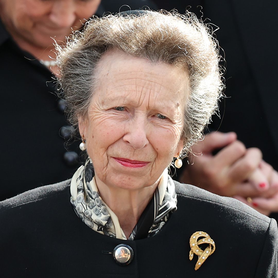 Princess Anne выбрала брошь с историей на похоронах King Harald