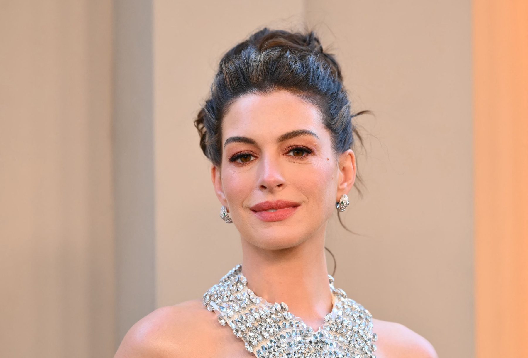 Красные губы и ногти Anne Hathaway стали главным гламуром осени