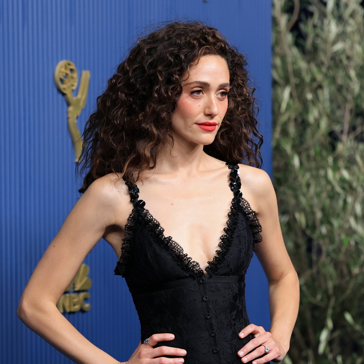 Красная помада и локоны Emmy Rossum сделали её звездой Emmys 2026