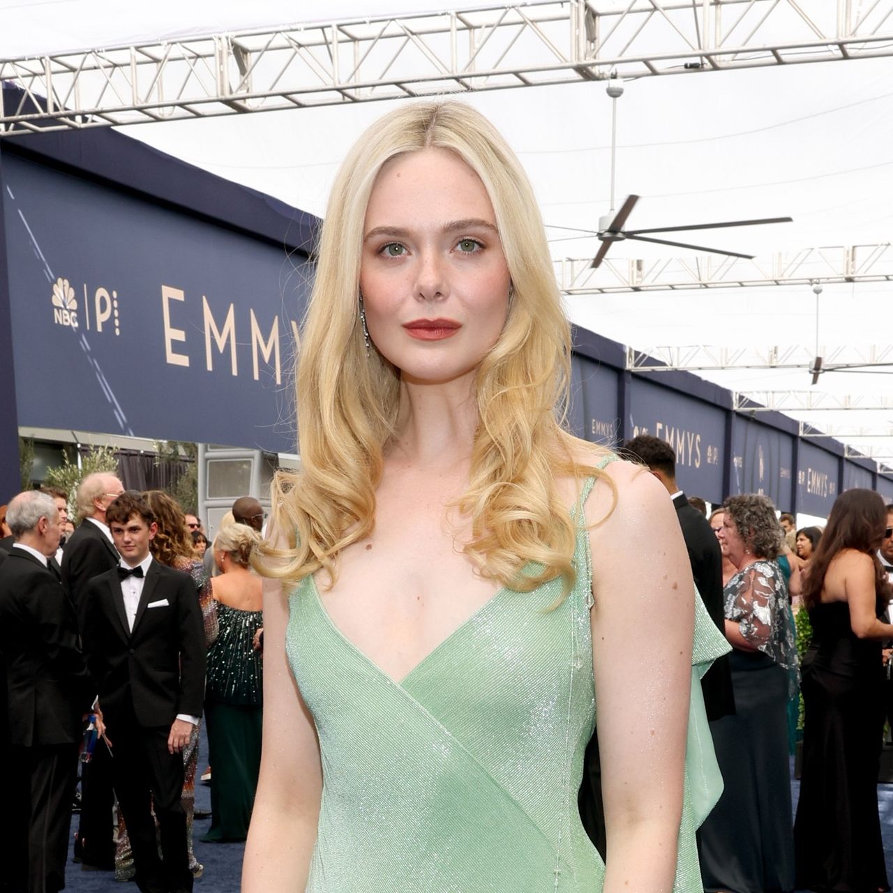 Elle Fanning выбрала современное платье Ralph Lauren для Emmy 2026