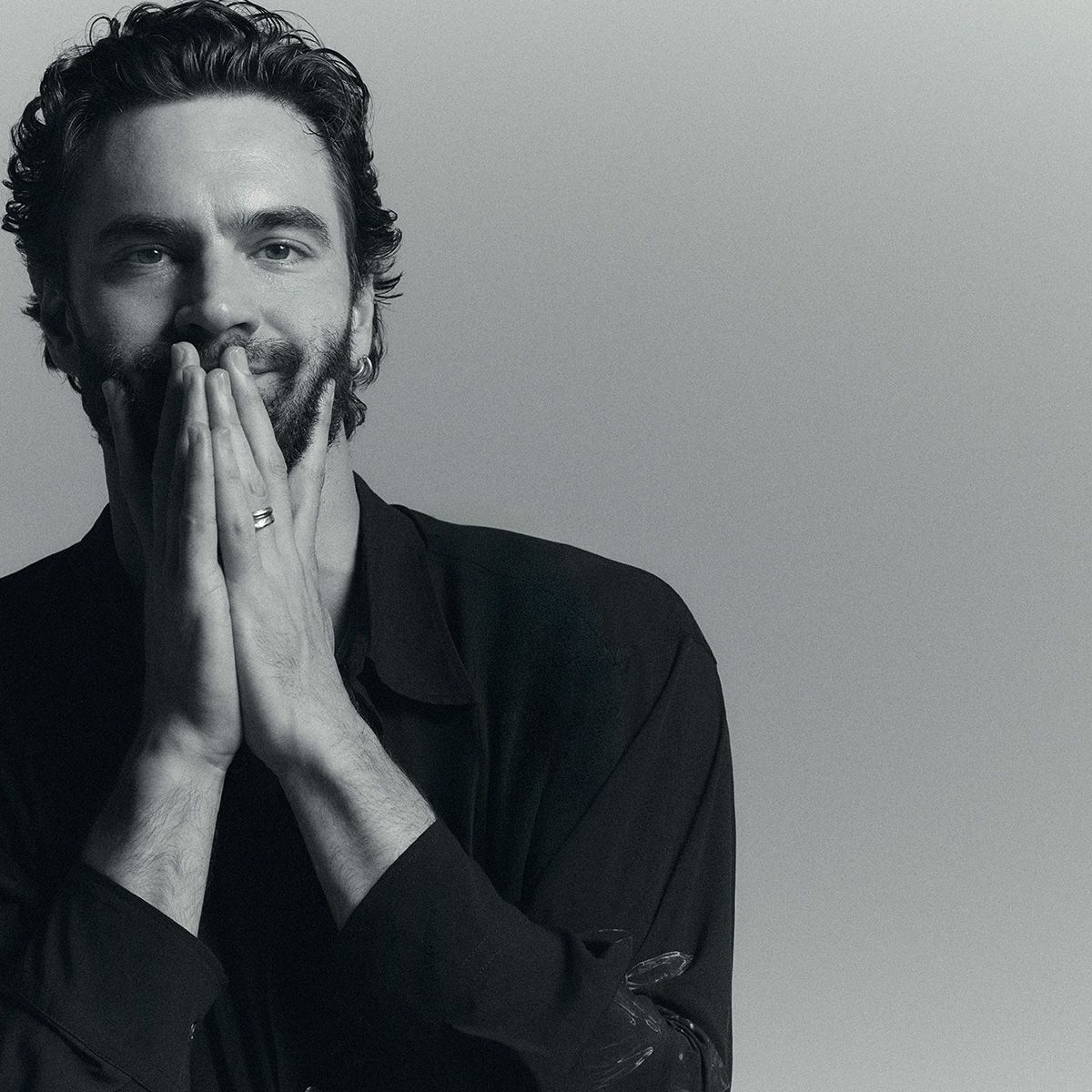 Tom Bateman рассказал о любимых ромкомах, Lili Reinhart и TikTok