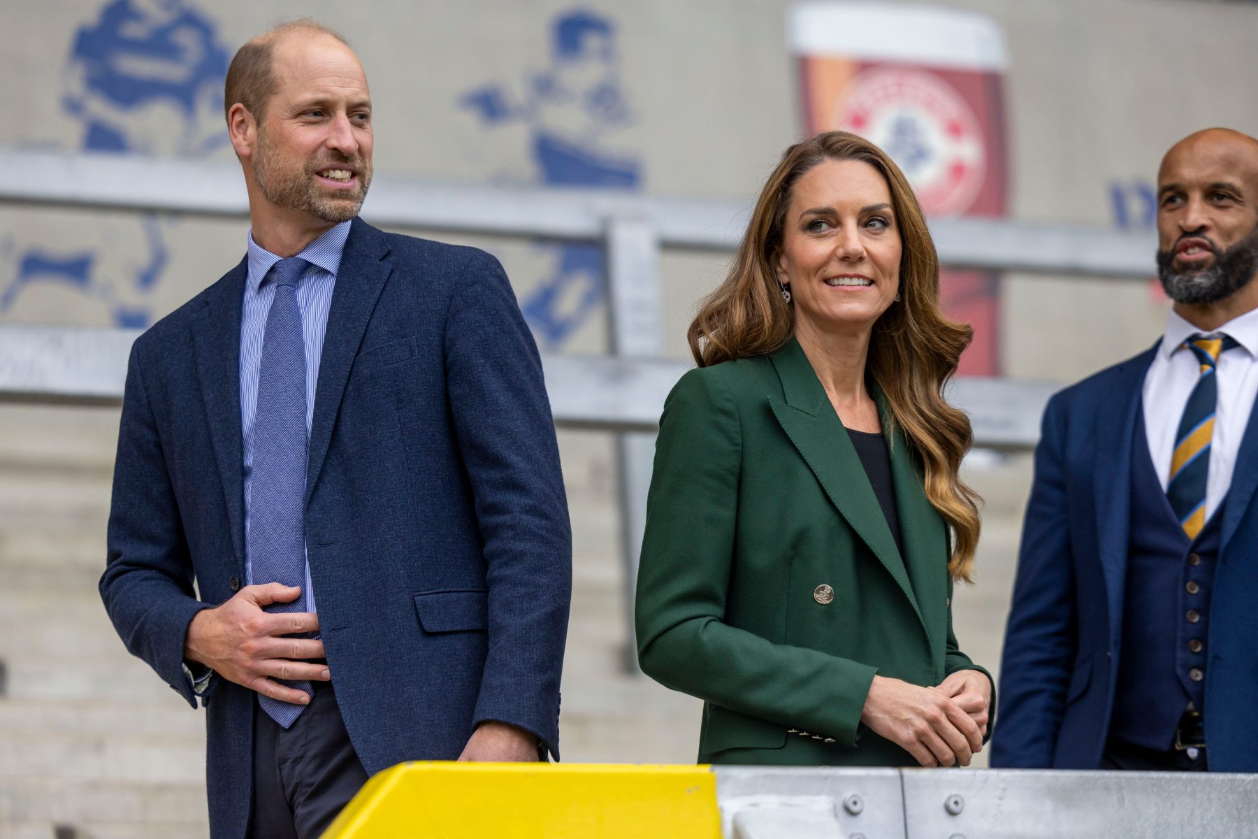Princess Kate надела широкие брюки на визит на регбийное поле