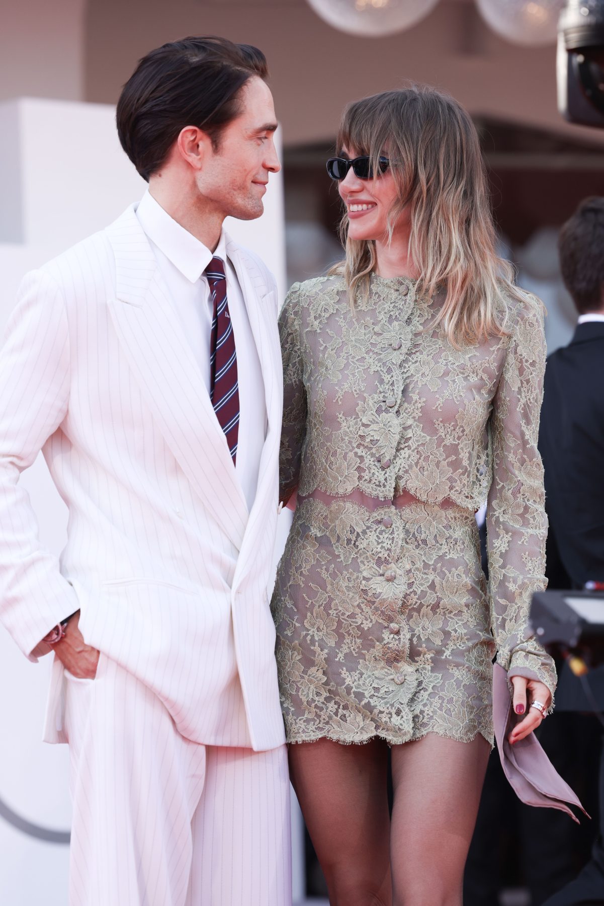 Robert Pattinson и Suki Waterhouse вышли на красную дорожку в контрастных образах