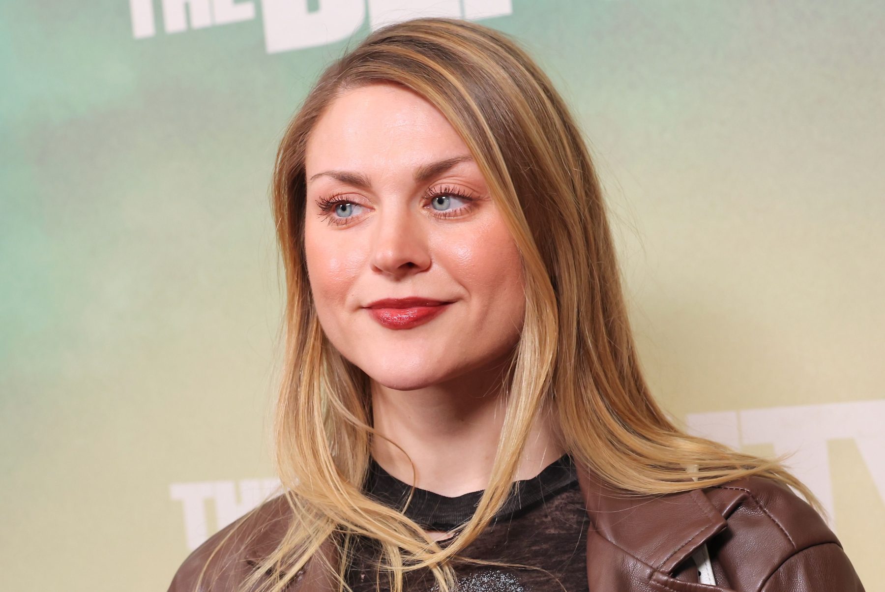 Макияж Frances Bean Cobain в духе 90-х отсылает к гранжу