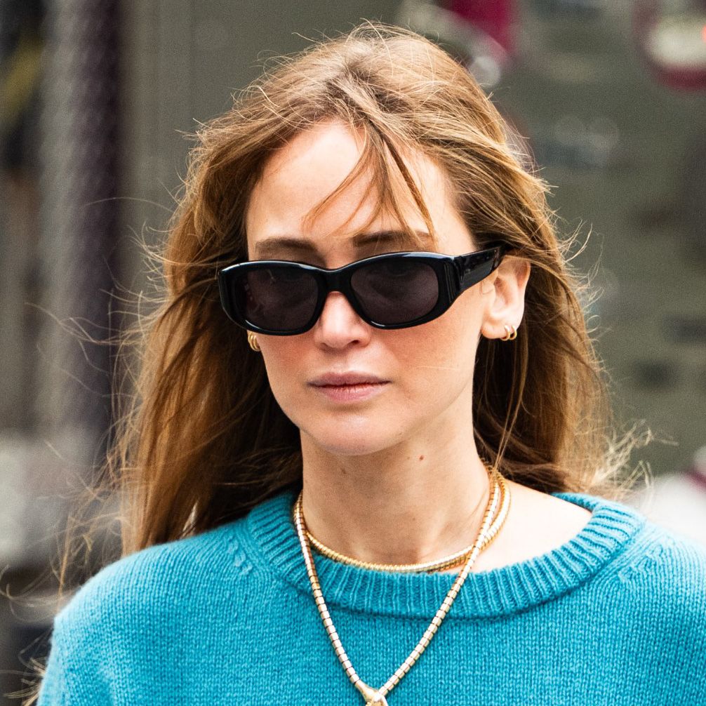 Осенью 2026 Jennifer Lawrence задает тон свитерами и boat shoes