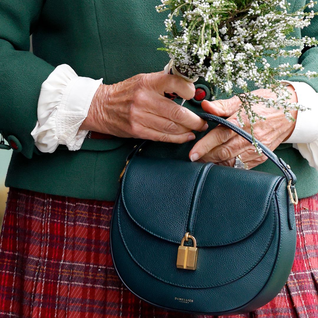 Queen Camilla выбрала новую сумку DeMellier до начала продаж