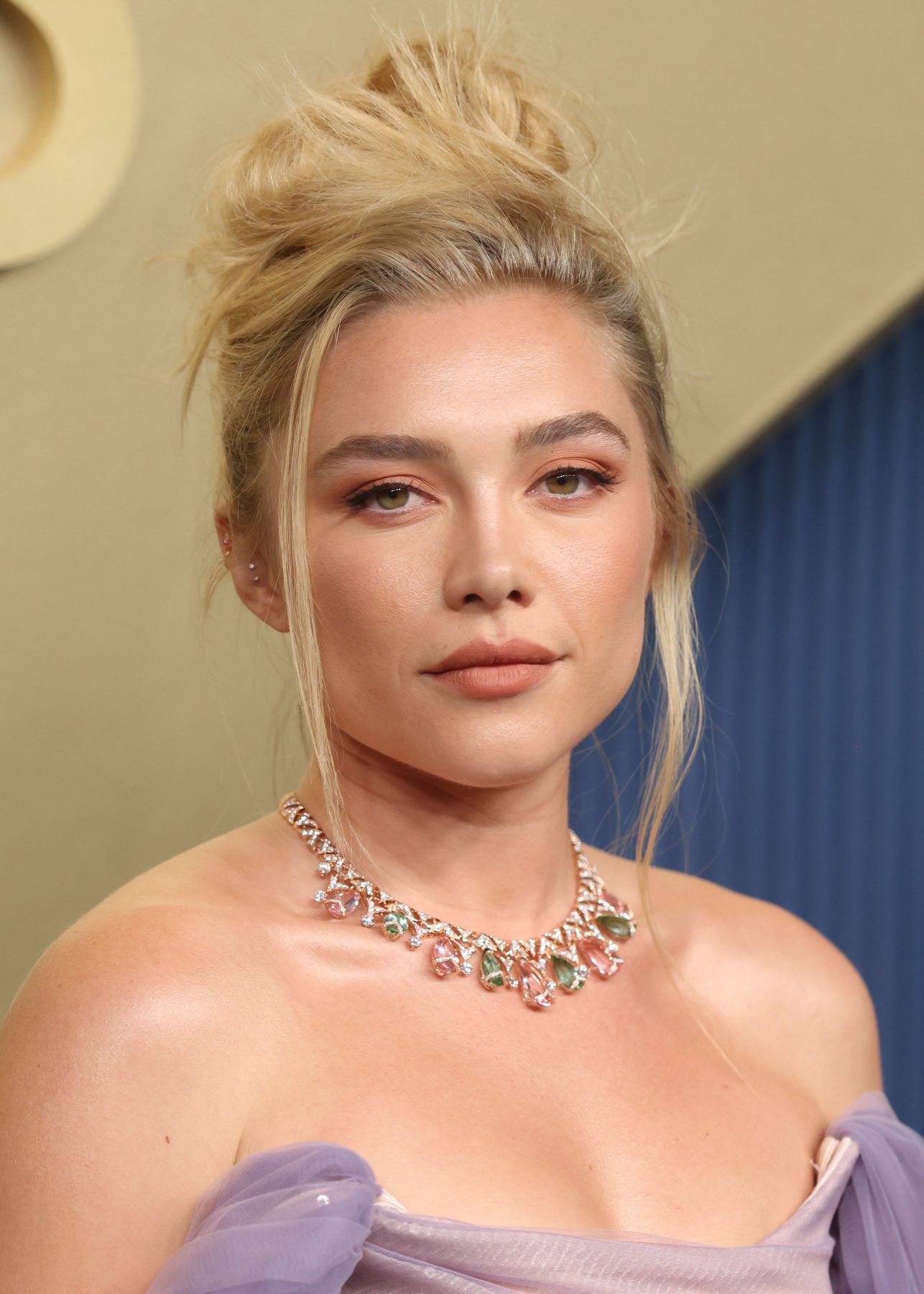 Florence Pugh удивила на Emmy Awards 2026 сложной высокой прической