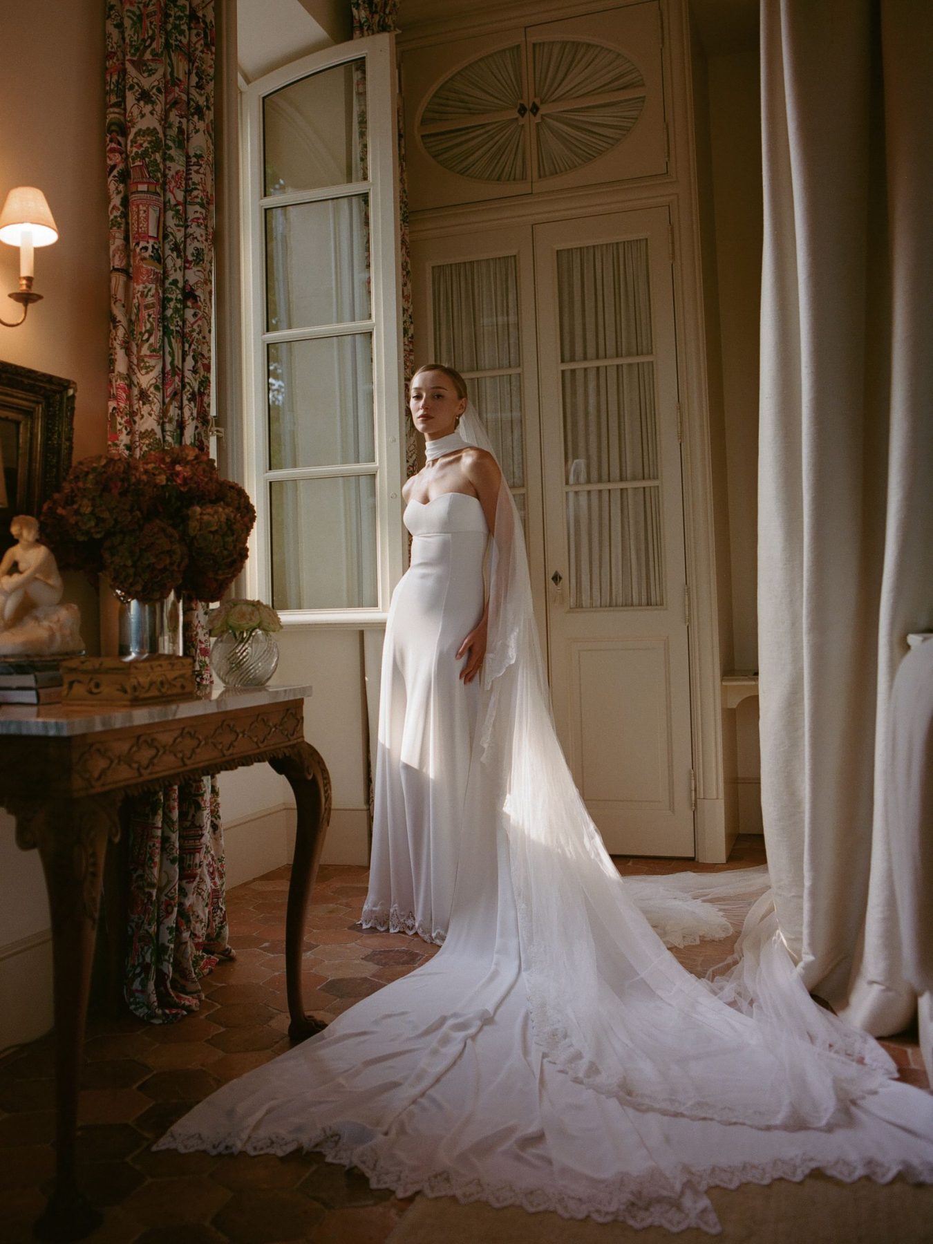 Платье на свадьбу Phoebe Dynevor создавали 600 часов