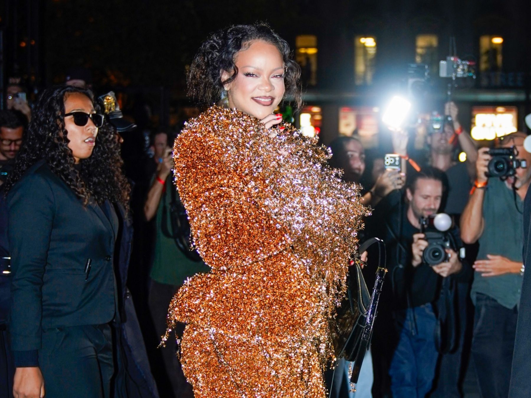 Rihanna открыла Paris Fashion Week эффектным образом