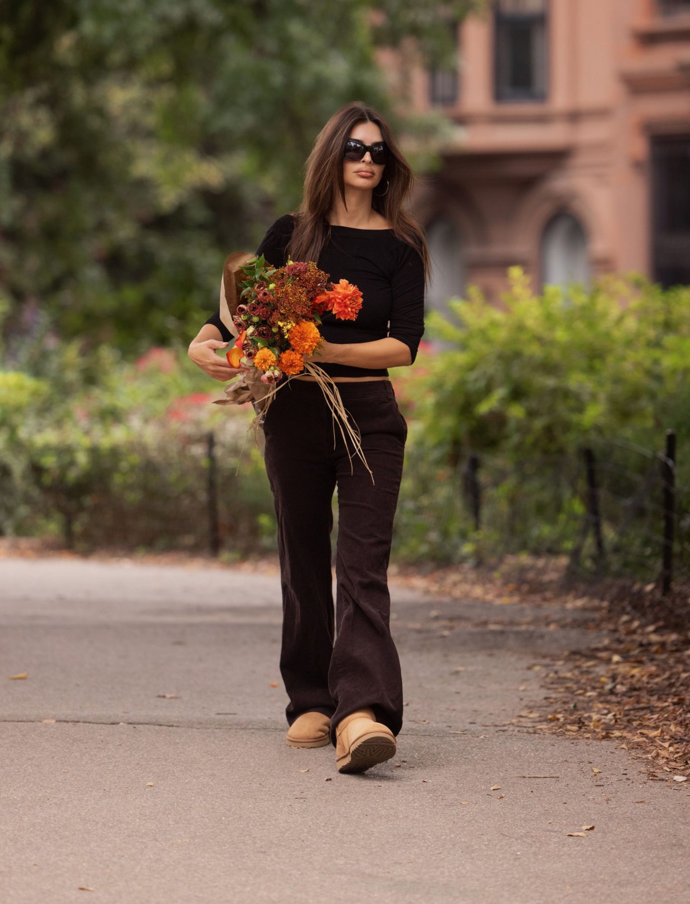 Emily Ratajkowski показала осенний образ в вельвете и Uggs