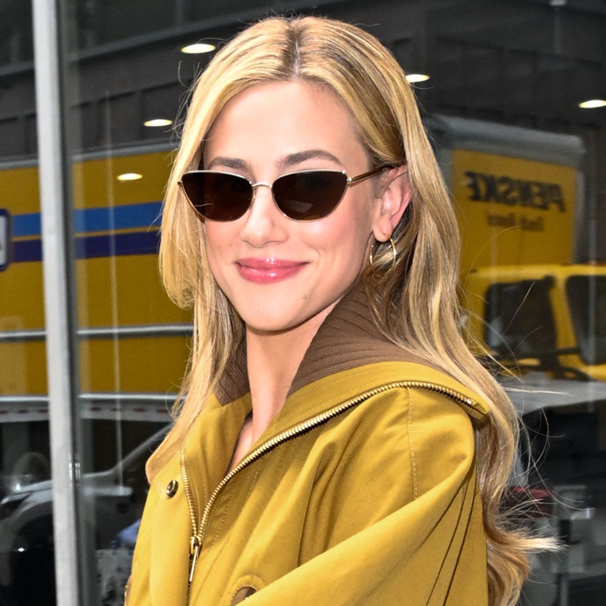 Barn jackets уступают место aviator jacket, и Lili Reinhart это уже показала