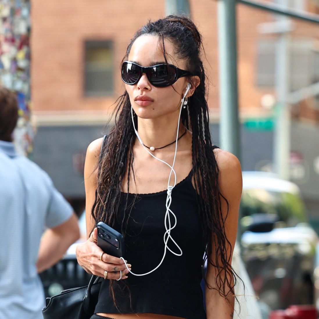 Zoë Kravitz показала образ нью-йоркской девушки в 2026 году