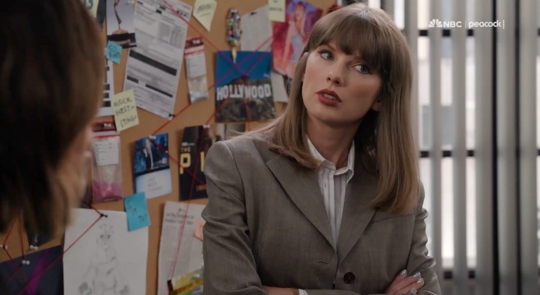 Taylor Swift намекнула на дебютный альбом в скетче на Emmy