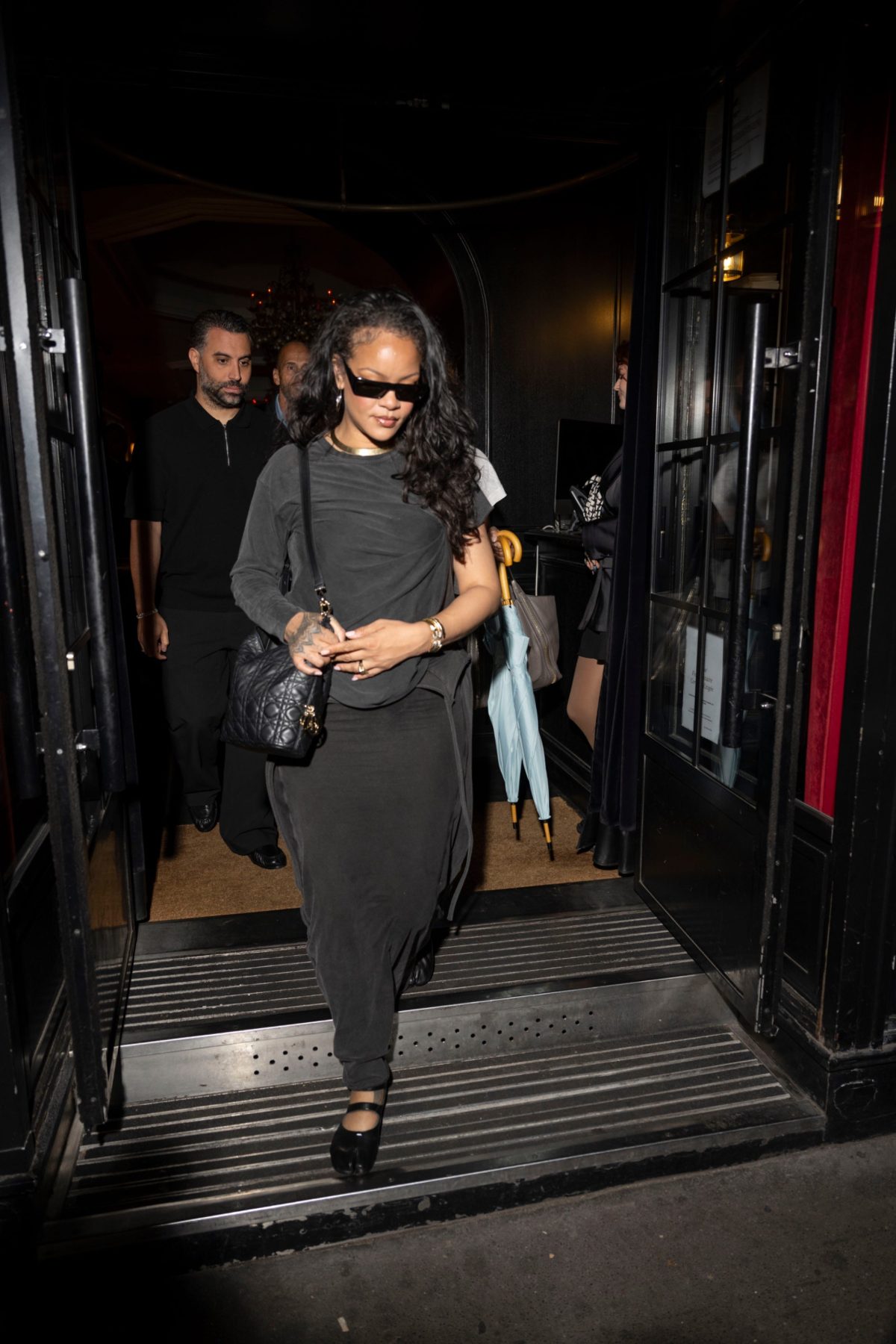 Rihanna выбрала чёрный и асимметричный образ для шопинга в Париже