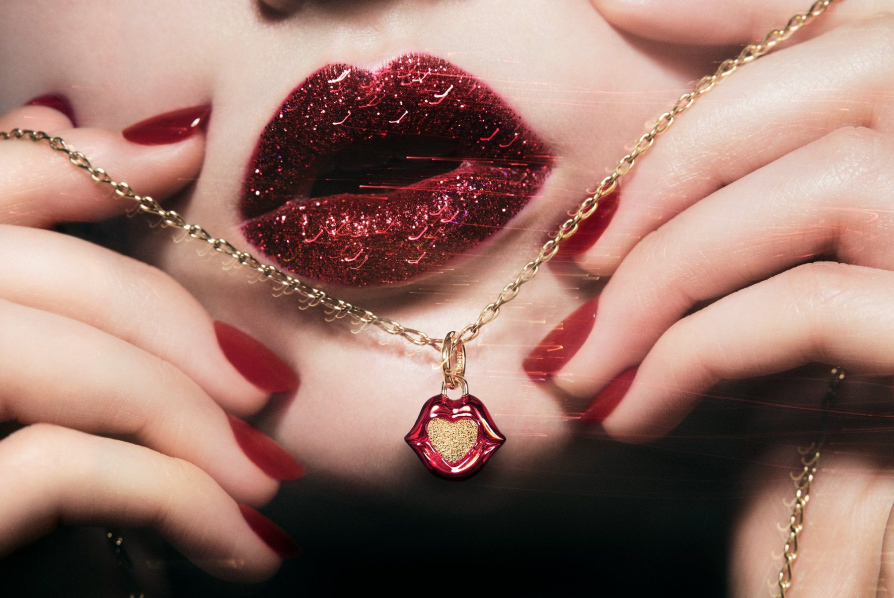 Pandora создала коллекцию украшений вместе с Pat McGrath