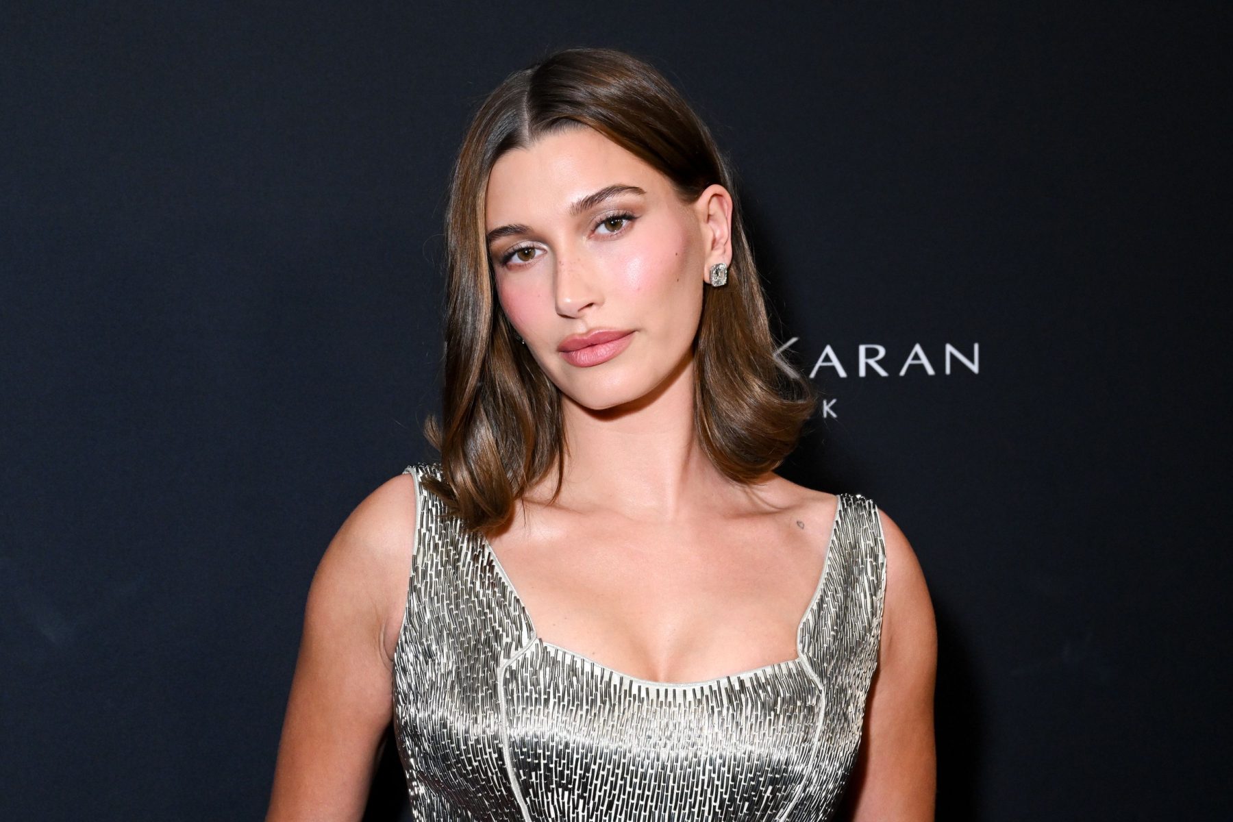 Hailey Bieber показала кашемировый тауп в маникюре для осени
