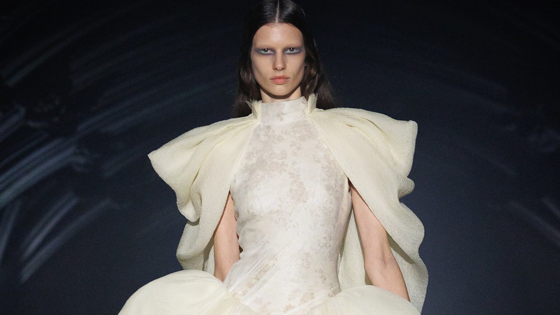 McQueen вернулся в London Fashion Week и показал дикий характер Лондона