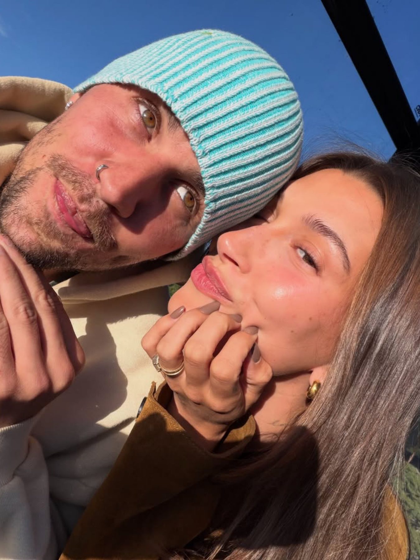Hailey Bieber выбрала осенний оттенок для маникюра