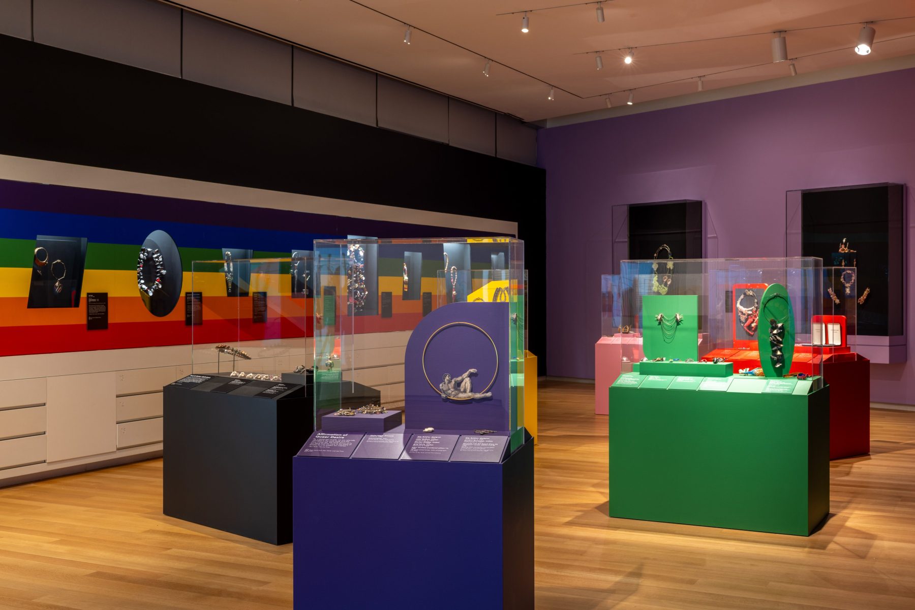 Выставка в New York Museum of Arts and Design исследует квир-идентичность через украшения