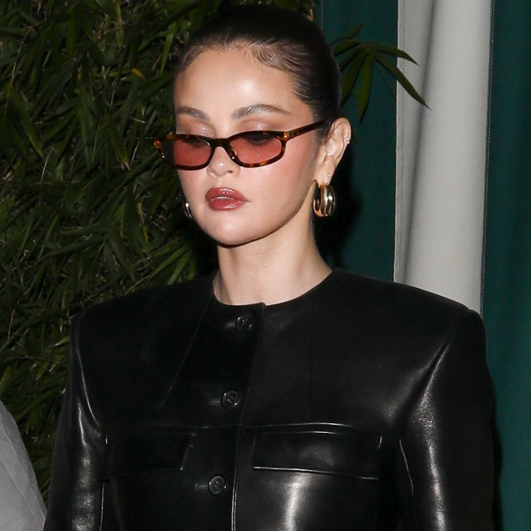 Selena Gomez вернулась в Лос-Анджелес в двойном кожаном образе Khaite