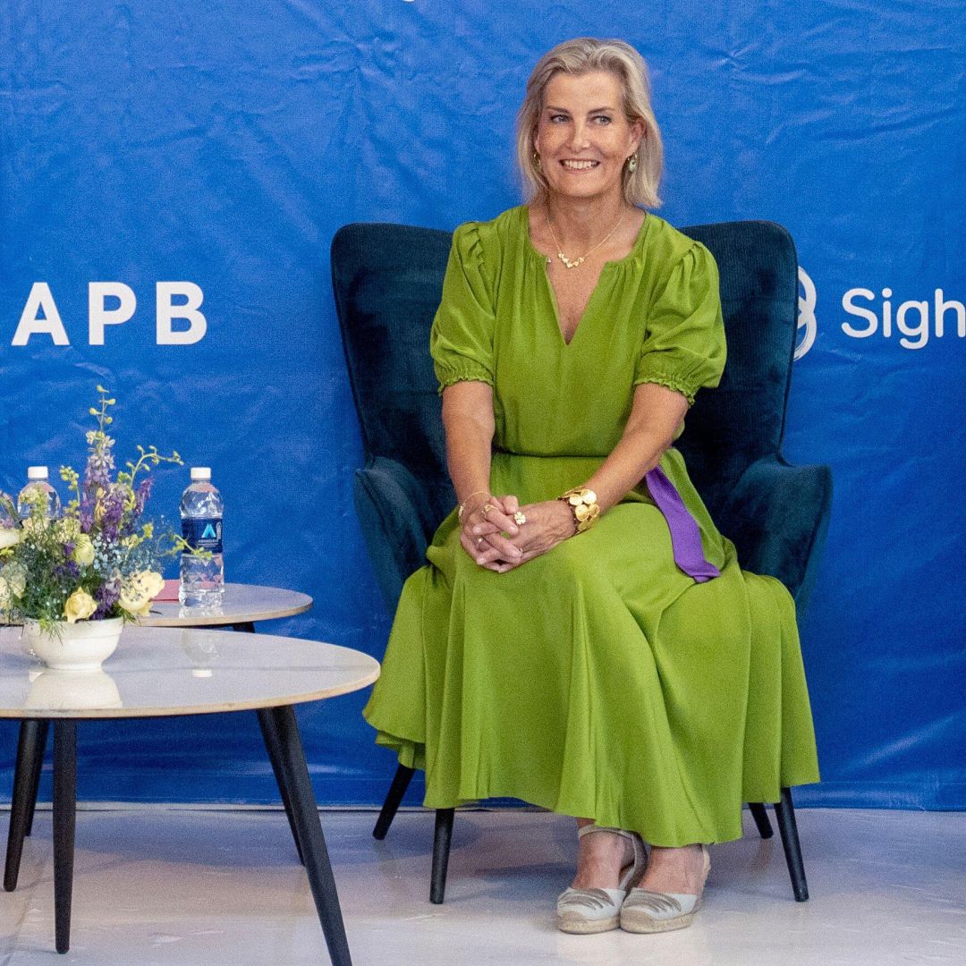 Duchess Sophie выбрала яркое сочетание lime и purple в Лусаке