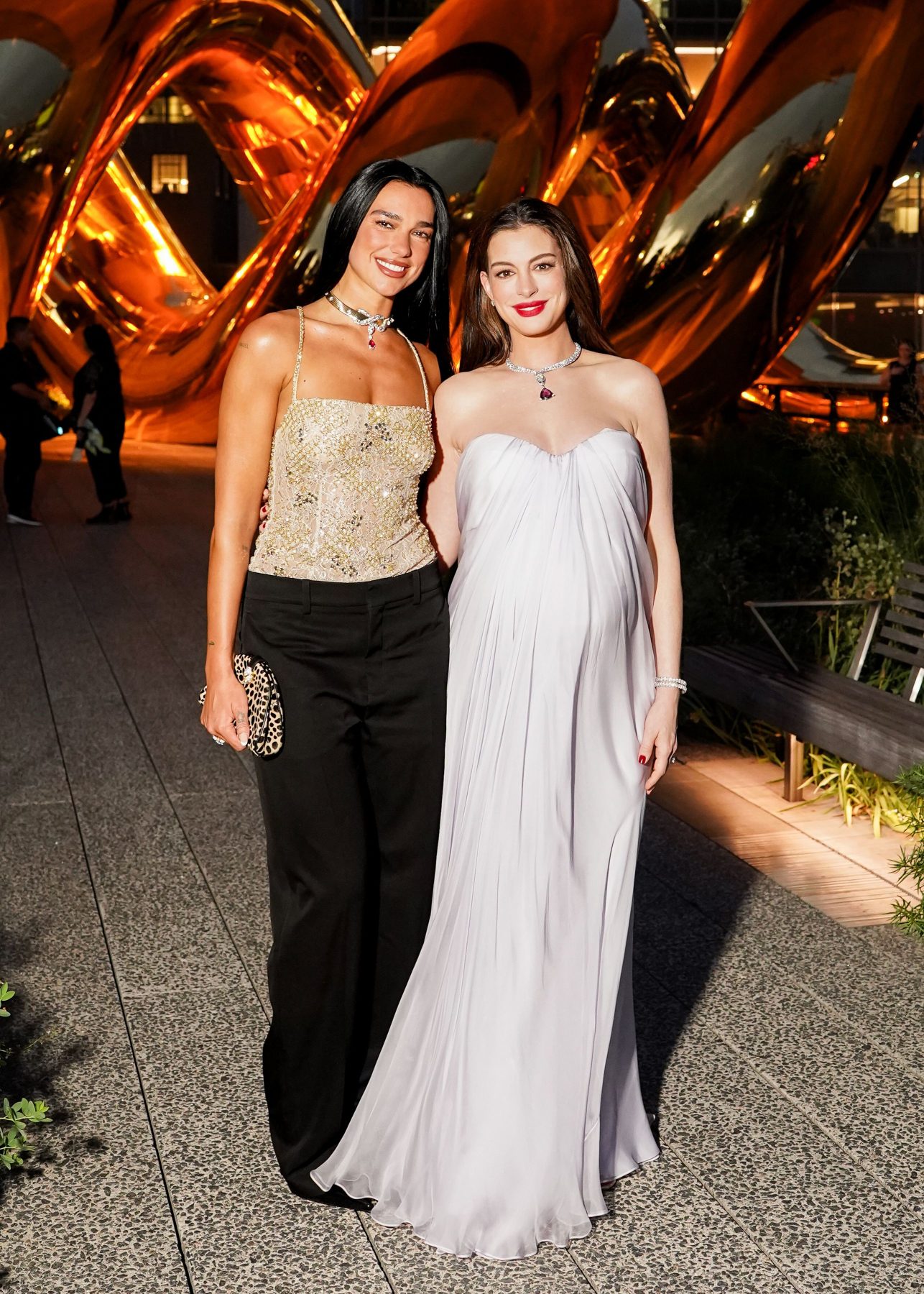 Dua Lipa и Anne Hathaway вышли к High Line ради арт-объекта Bulgari