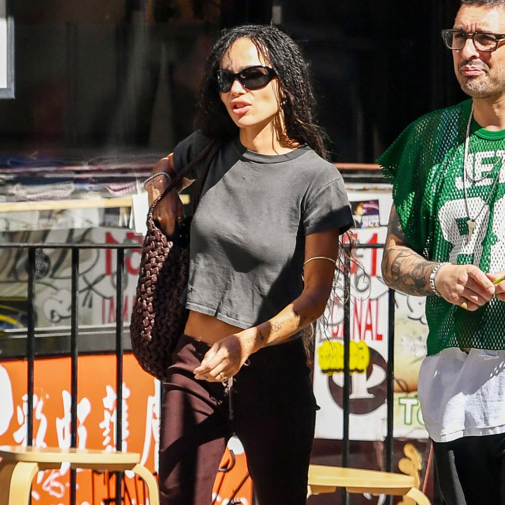 Zoë Kravitz показала, как носить bootcut-трусы осенью