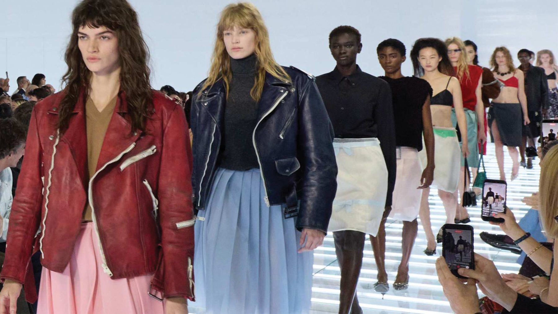 В мире Prada брюки уступили место юбкам