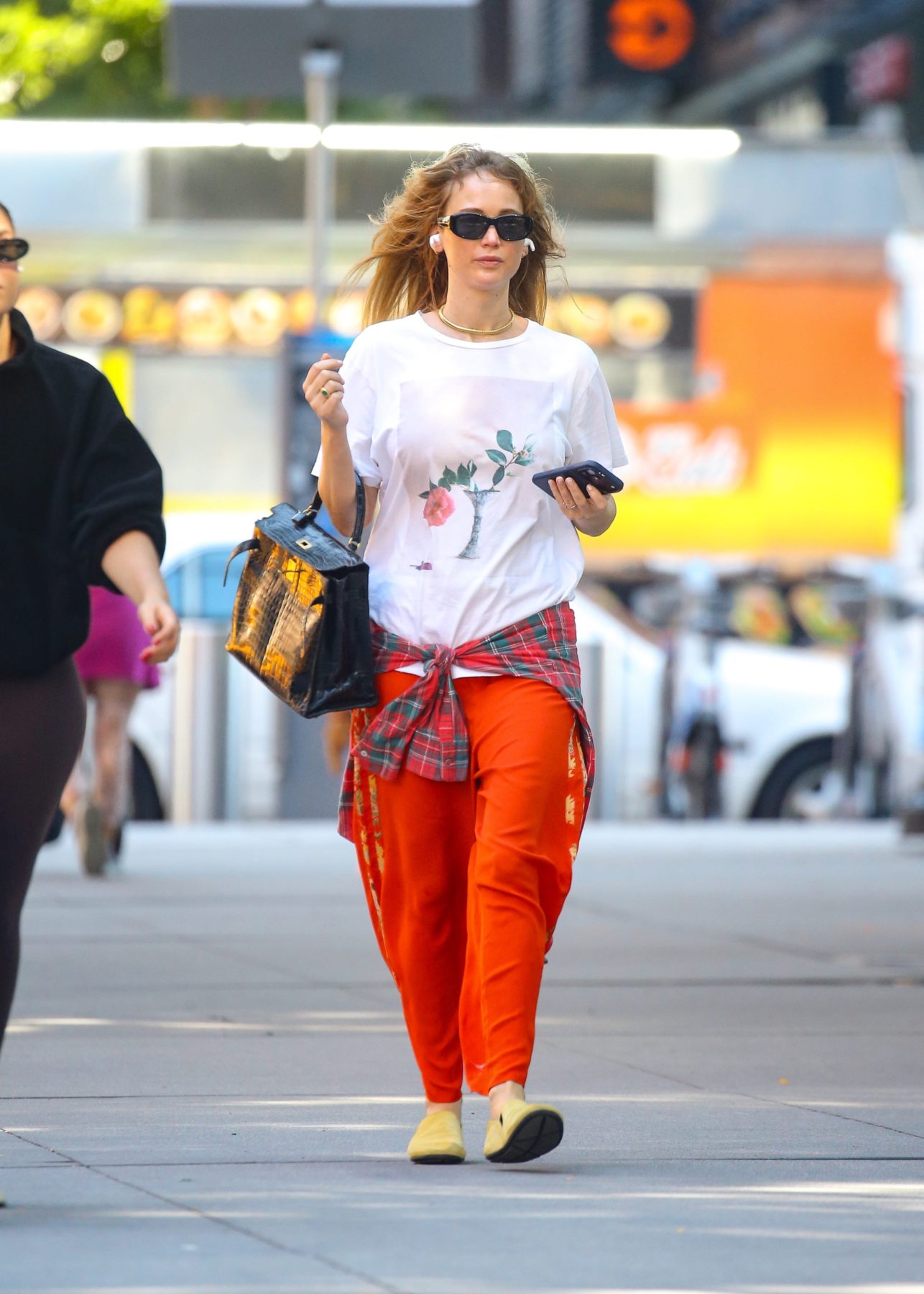 Jennifer Lawrence показала, как сочетать flannel и сумку Kelly