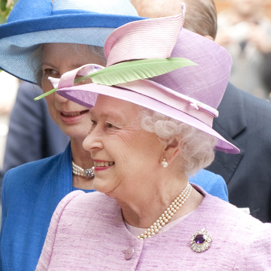 Queen Elizabeth II однажды уронила букет на публике в Eton College