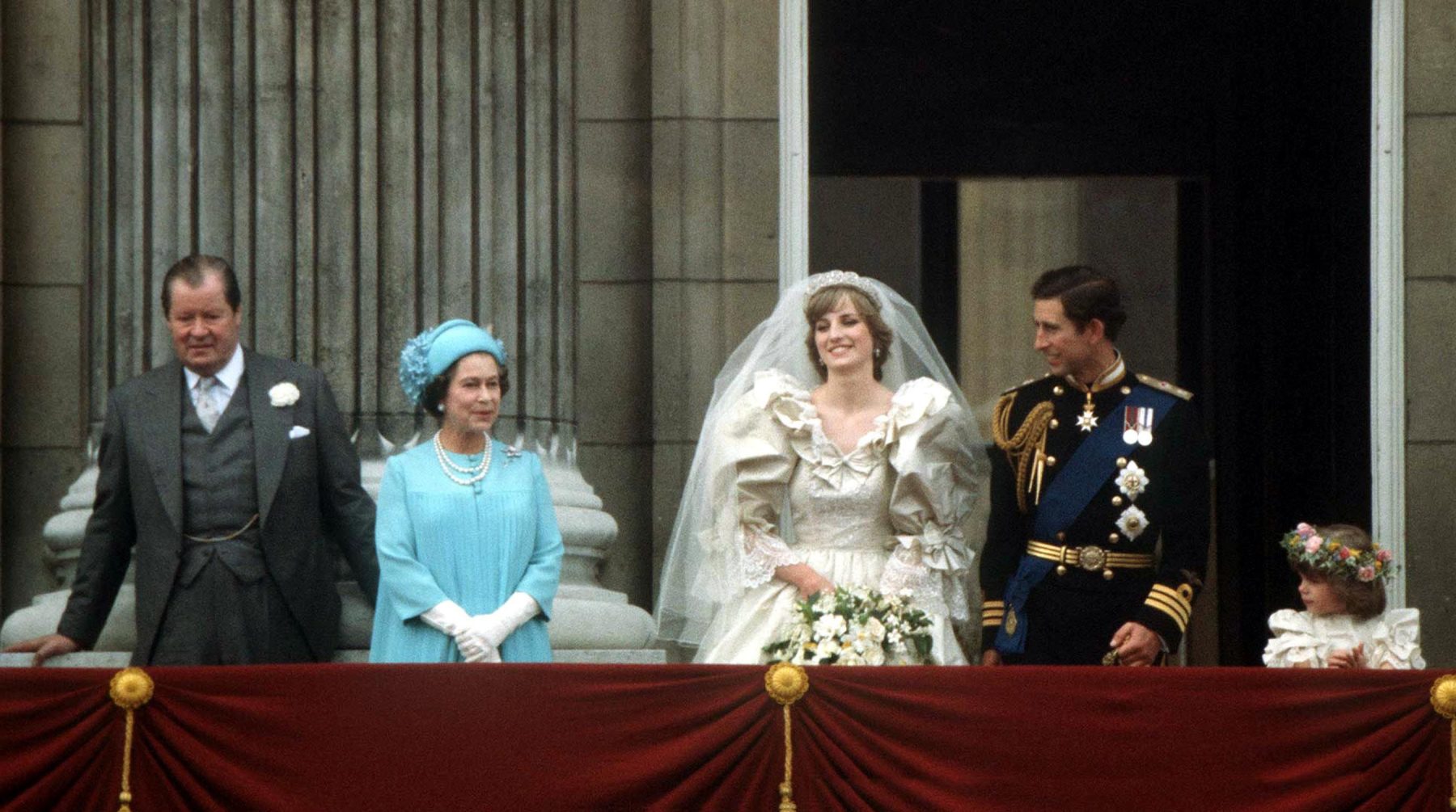 Charles Spencer утверждает, что его отец ухаживал за Queen Elizabeth II