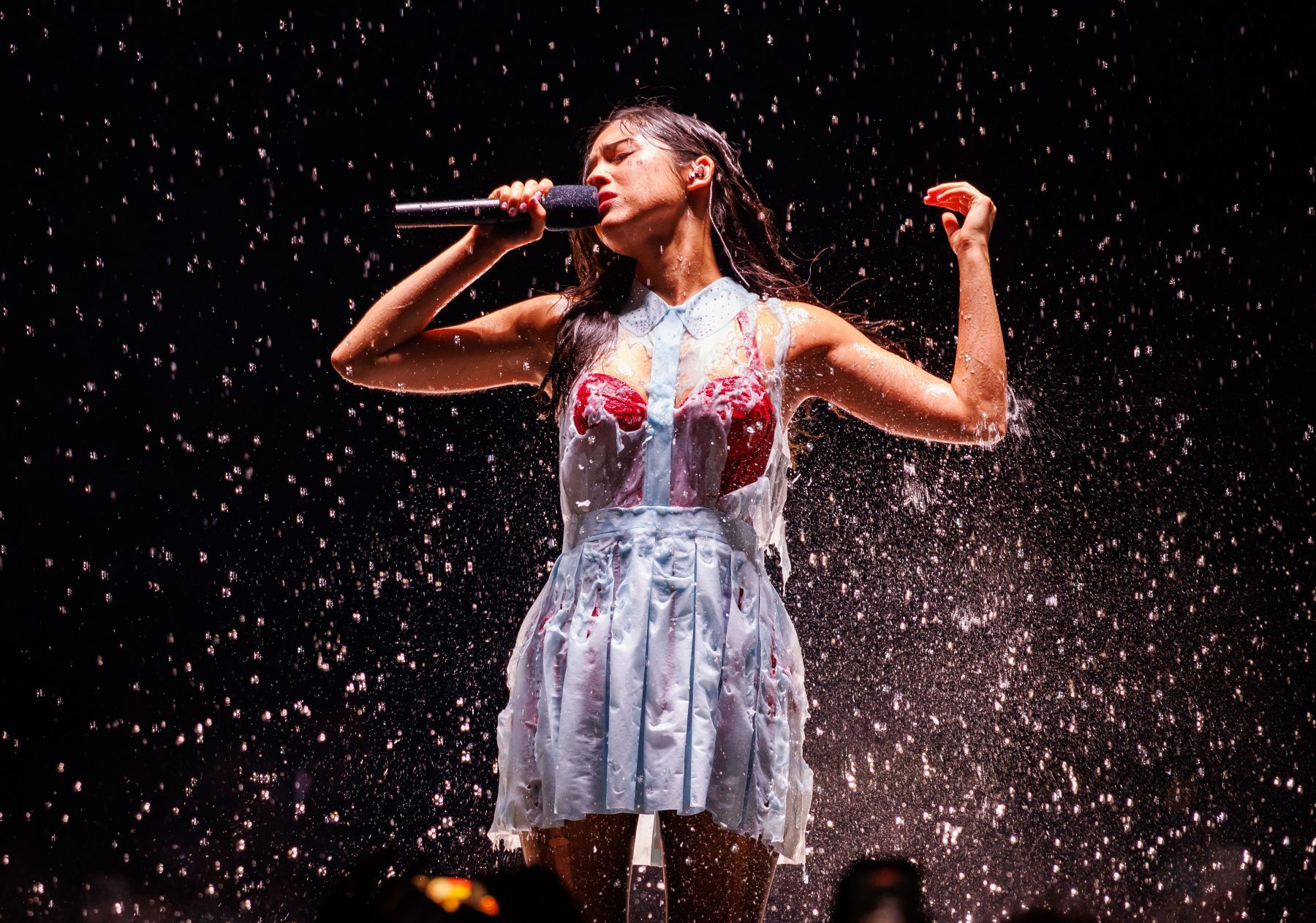 Платье Olivia Rodrigo возродило эксперимент Hussein Chalayan