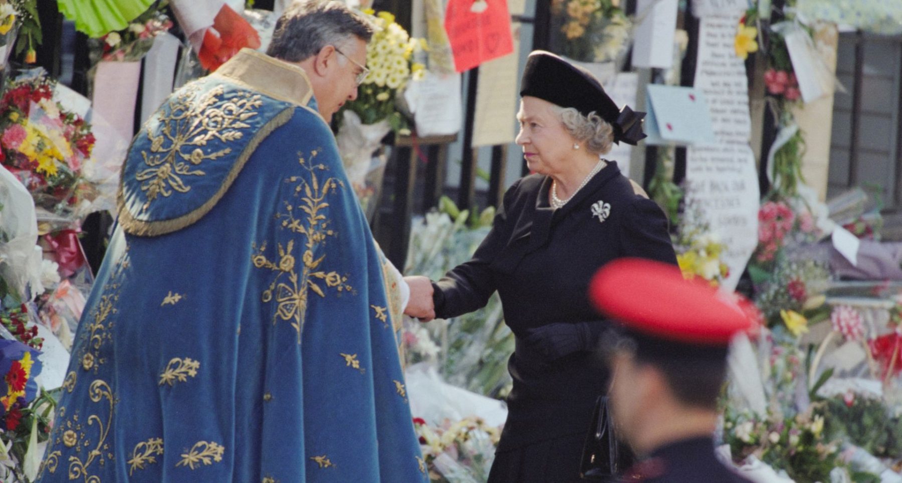 Queen Elizabeth резко критиковали за реакцию на смерть Princess Diana