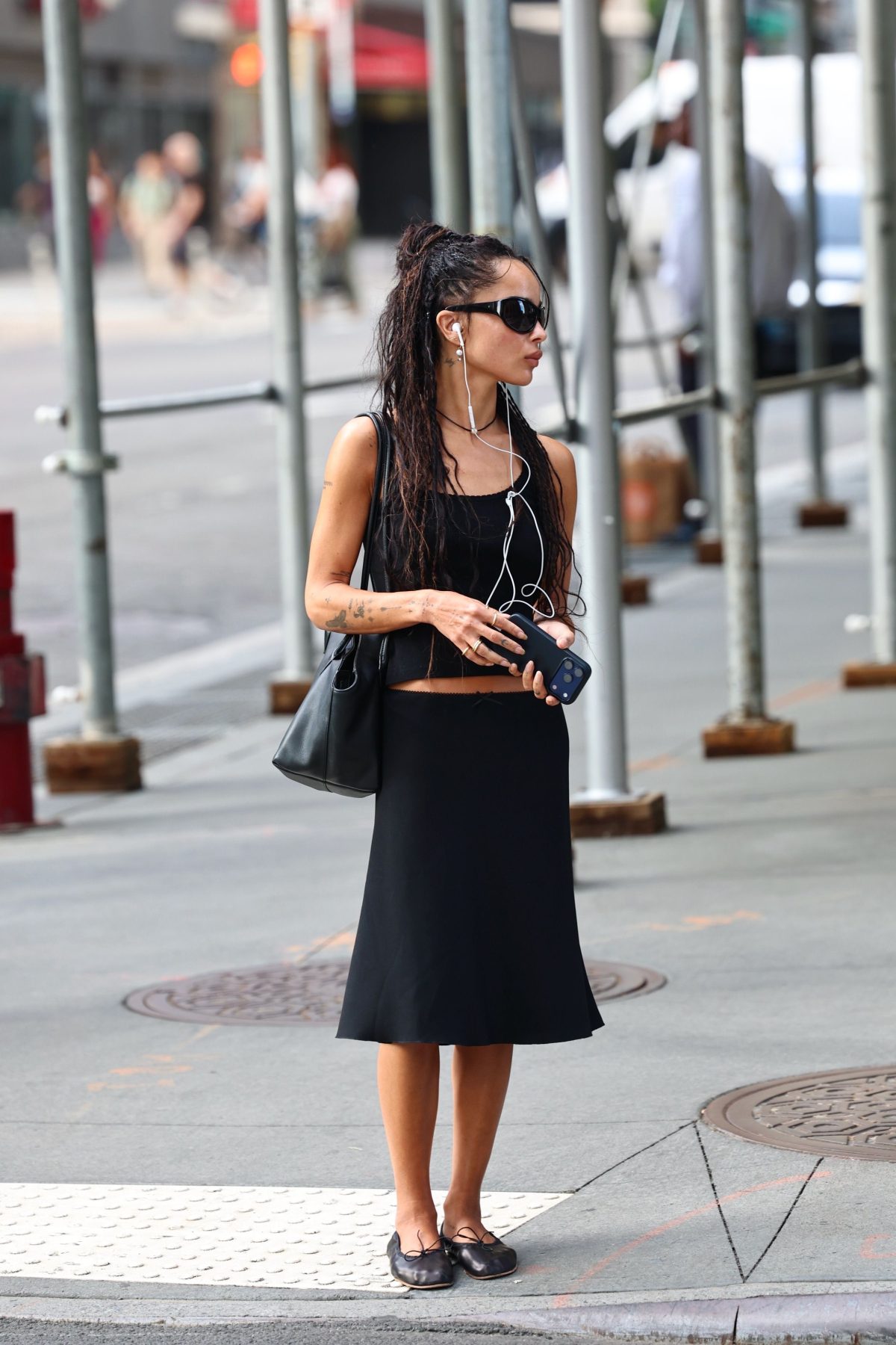 Whatever the Season, Zoë Kravitz поддерживает эти базовые вещи