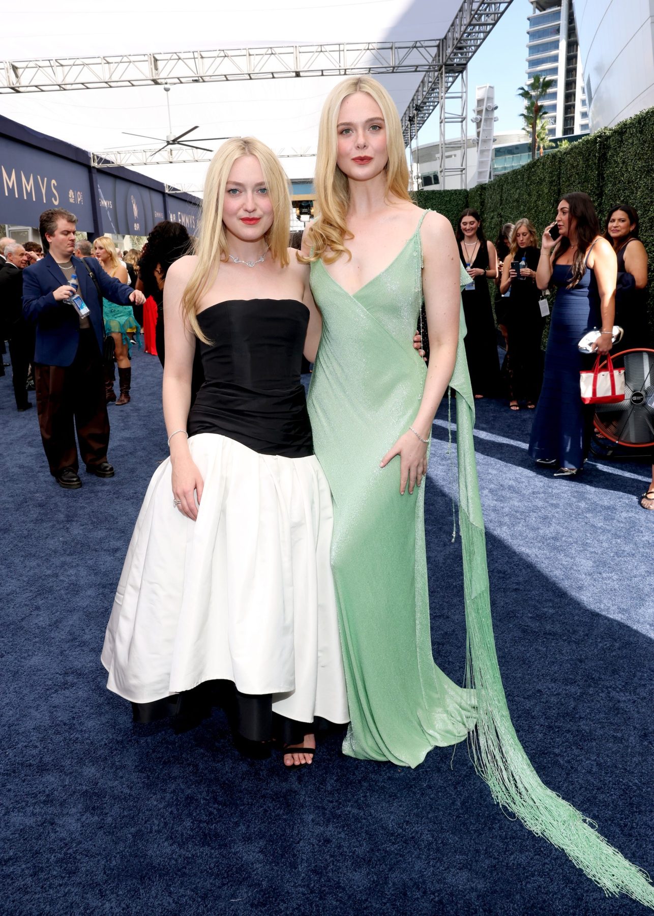 Elle и Dakota Fanning показали контрастные образы на Emmy 2026