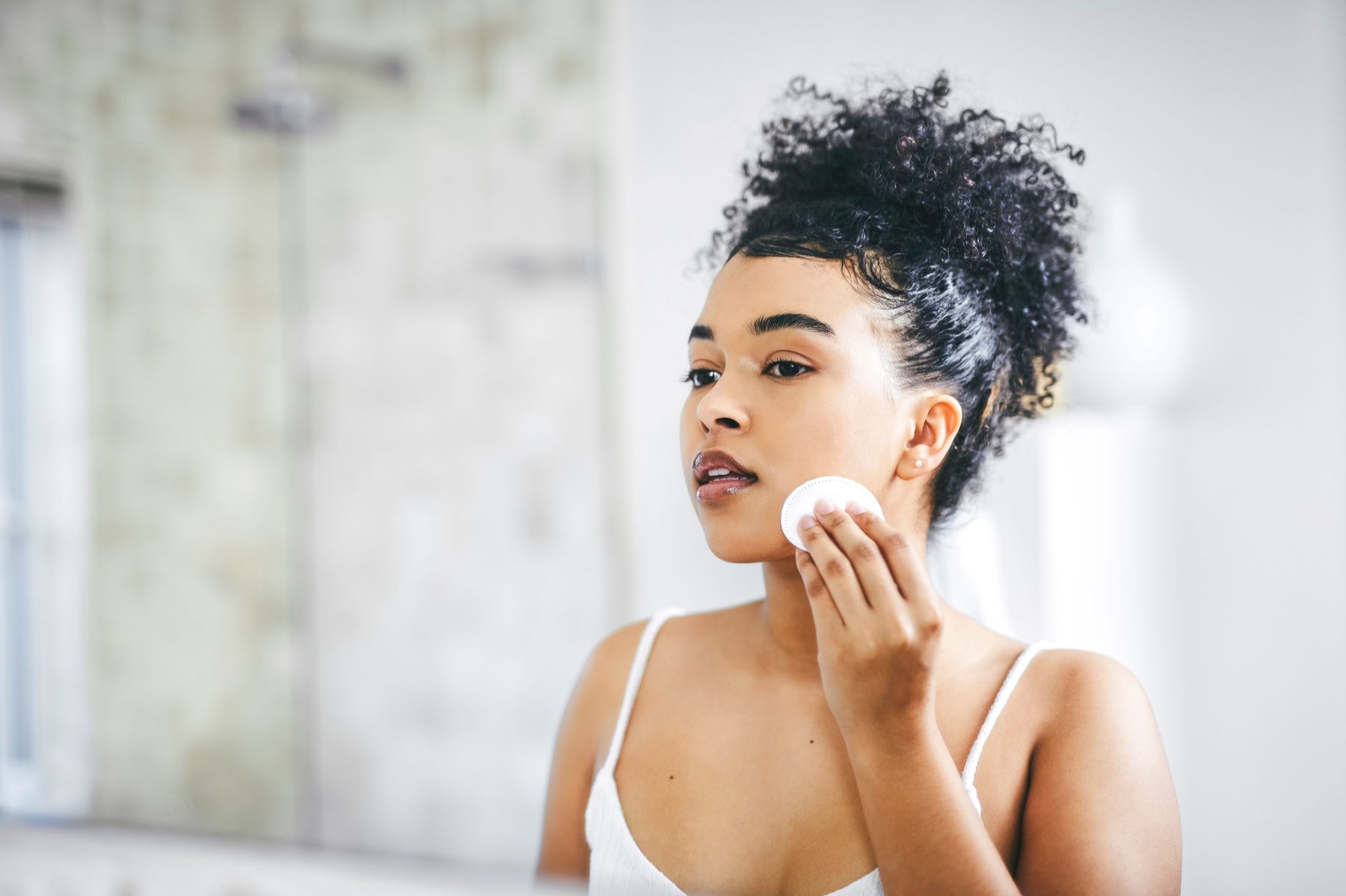 Как правильно снимать макияж, по словам dermatologists