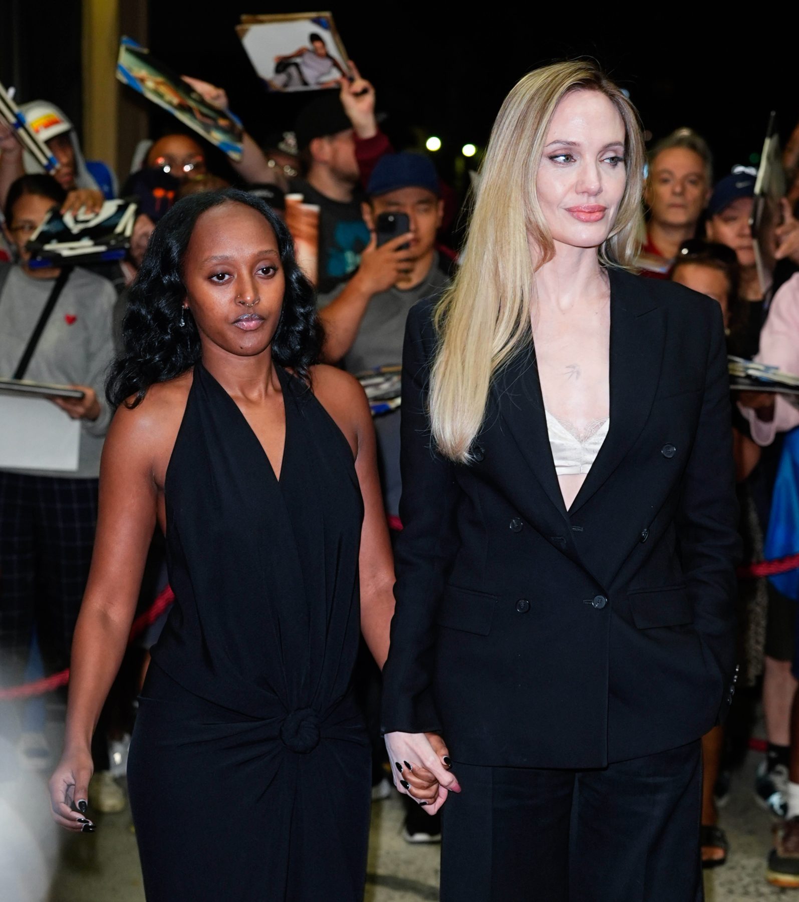 Angelina Jolie поддержала тренд на бра на выходе с дочерью Zahara