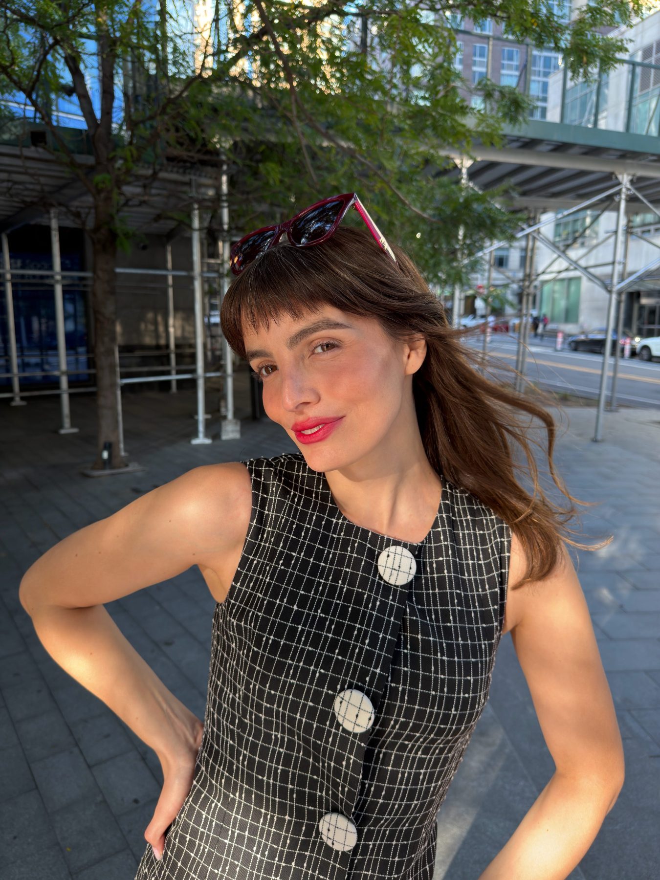 Lux Pascal отметила 45 лет Carolina Herrera в элегантном костюме