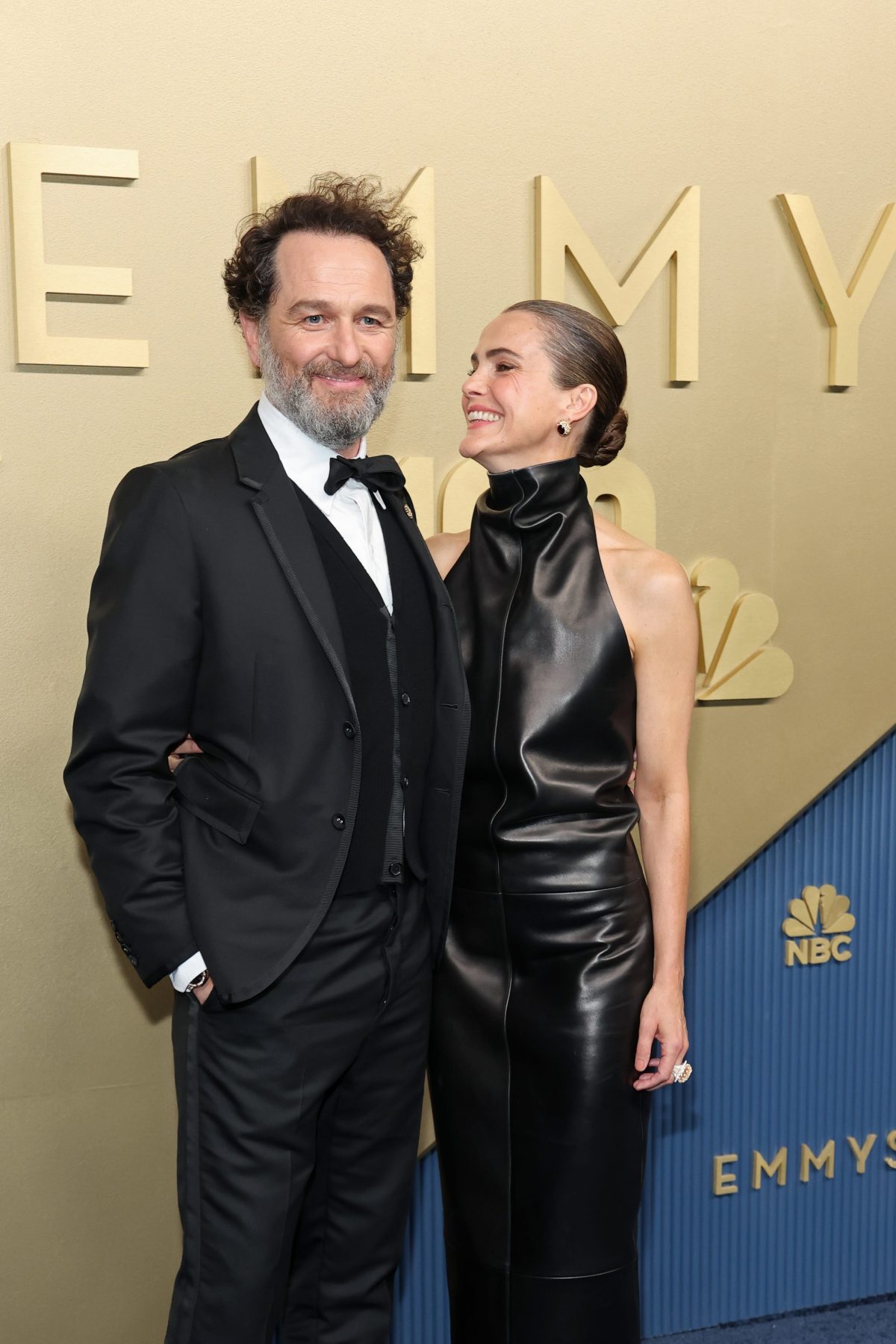 Keri Russell и Matthew Rhys появились в черном на Emmy 2026