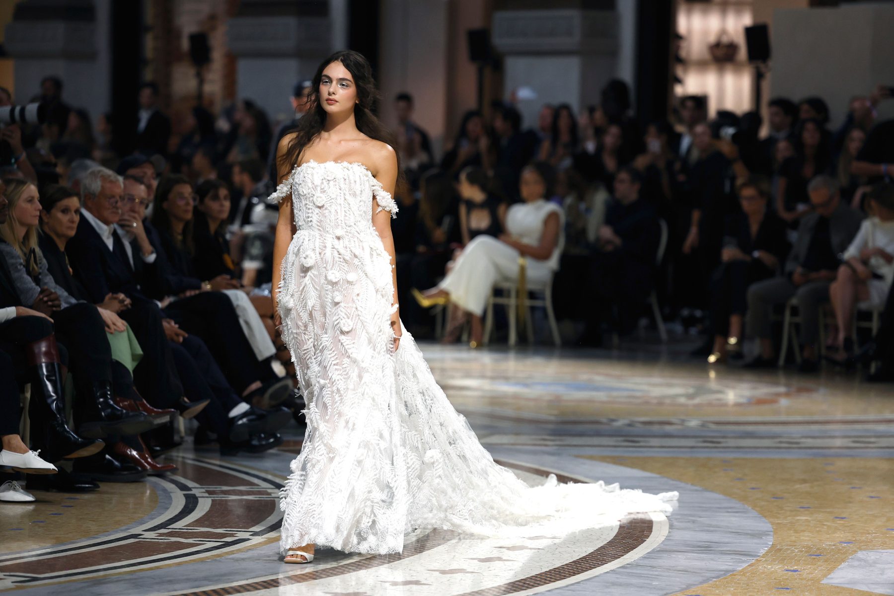 Deva Cassel вышла в образе современной невесты в Dior Couture