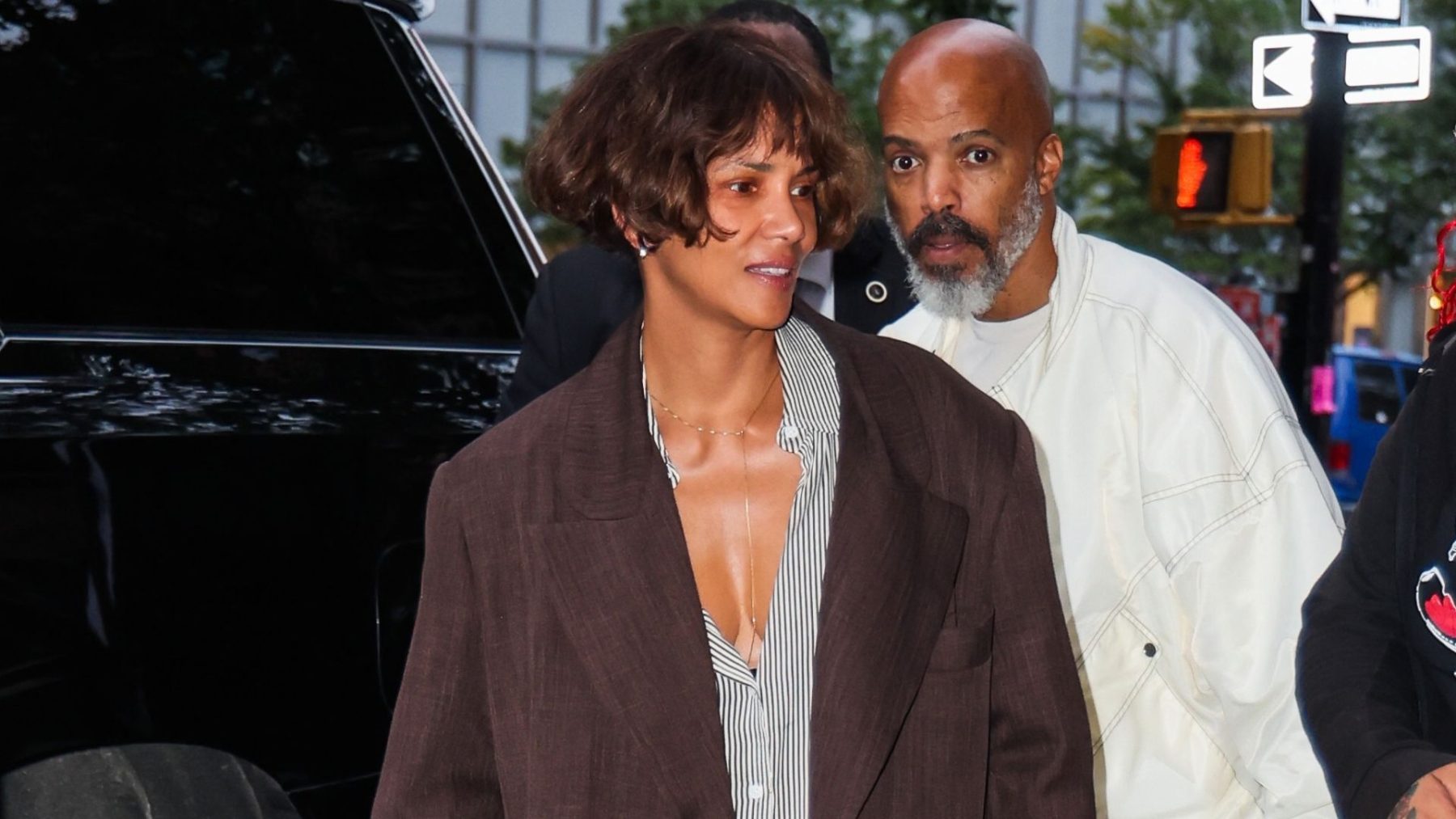 Halle Berry показала, как носить barrel-leg jeans с белыми trainers